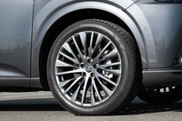 “バージョンL”用のアルミホイールは主張を抑えたダークプレミアムメタリック仕上げ。タイヤは全グレードで21インチがスタンダードで、ディーラーオプションでチェーンが用意されている。