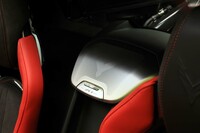 運転席と助手席の間に位置する、BOSEプレミアムオーディオシステムのスピーカー。2023年モデルの試乗車には、「コルベット」の誕生70周年を記念した専用のロゴがあしらわれていた。