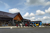 「バイカーズパラダイス南箱根」で開催された、モータリスト合同会社による試乗会の様子。同社では洋の東西を問わず、各国のユニークなバイクを輸入販売している。（写真：webCG）