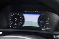 液晶タイプのメーターパネルは速度計とパワーメーターの2眼式が基本の表示スタイル。パワーメーターにはエンジンが始動するアクセル開度の目安が水滴（油滴？）マークで示されている。