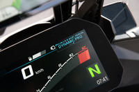 ライディングモードには「RAIN」「ROAD」「DYNAMIC」「DYNAMIC Pro」の4種類を用意。エンジンの制御に加え、「ダイナミックESAプロ」装着車ではサスペンションの特性も変化する。