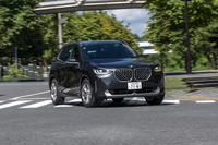 「20 xDriveオリジナル」の価格はそれまで最廉価だった「20 xDrive Xライン」（すでに廃止）より51万円も安い767万円（「20d xDriveオリジナル」は787万円）。同クラスのドイツのプレミアムSUV（エンジン縦置き）と比べてもだいぶお求めやすい。