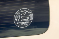 「MYROOM」のステッカーは左右のリアガラスとテールゲートのガラスに貼られる。これは1万9600円のディーラーオプション。