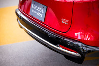 リアバンパーのダーククロームモールディングや、ドアロアーガーニッシュは「ヴェゼルe：HEV RS」専用となるエクステリアのアイテム。フロントにもリアと同様のガーニッシュが採用されている。