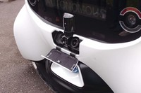 車体後部には、普通充電と急速充電、2種類の充電口が備わる。