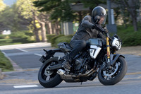 シャシーは「GSX-8S」と共用しつつ、タンク形状やシートなどの変更によって、快適で自由度の高いライディングポジションを実現している。