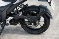 タイヤはオンロードラジアルの「ダンロップSPスポーツマックスGPR-300」。サイズは前：110/70R17、後ろ：150/60R17と、リアタイヤがライバルよりやや幅広となっている。