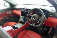 「グレカーレGT特別仕様車」のインテリア。オープンポアラディカウッドインテリアトリムが目を引く。