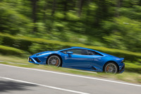 0-100km/h加速は「ウラカンEVO」の2.9秒に対して、「ウラカンEVO RWD」では3.3秒。もっともどちらも浮世離れした速さであることに変わりはなく、現実世界でその差を感じ取るのは難しいだろう。