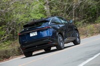 フロントに搭載された駆動用モーターは最高出力218PSと最大トルク300N・mを発生。ダッシュの力強さをアピールするのではなく、スムーズに走れるセッティングだ。