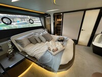 シャワールームとトイレを完備したベッドルームが全部で3つ用意されている。