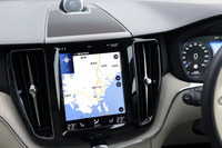 中央に備わるタッチスクリーン式の縦型9インチディスプレイ。カーナビやオーディオ、安全装備、マッサージ機能（搭載車のみ）などの操作は、この画面を介して行う。