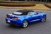 ボディーカラーはクーペと同じで、2種類の有償色を含む全5色のラインナップ。ソフトトップの色はブラックのみとなっている。