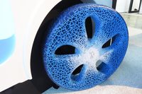 2017年のMovin'Onでミシュランが発表した「ビジョナリーコンセプト」。トレッド面については、ゴムを補充したり、3Dプリンターで別なデザイン（例えばウインタータイヤなど）に成形することができる。