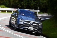「GLE400d 4MATICクーペ」には、路面の状態をスキャンし足まわりの特性を変化させる「Eアクティブボディーコントロール」がオプション設定される。これにより、オフロードやコーナーを含むさまざまな道で心地よい走りを実現する。