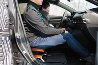 試乗プログラムでは、「骨盤を立てないとしっかり座れない特製ベンチ」（写真）も登場。この状況での新旧「マツダ3ハッチバック」を乗り比べ、新型の方が現行型よりも体の揺れや疲労度を抑えられることを体感した。