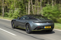 オリジナルとは異なるダークカラーのリアコンビランプが、精悍（せいかん）なリアビューを演出する。