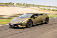 動力性能については、最高速は325km/h、0-100km/h加速は、「ウラカンEVO RWD」より0.1秒速い3.2秒と公称されている。