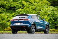 2代目（現行型）「ヴェゼル」が発売されたのは2021年のこと。2024年3月にハイブリッドなし・FF専用の「WR-V」が設定されたため、ヴェゼルのガソリン車は4WDのみの設定になった。