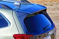 グレーメタリックのルーフスポイラーも専用装備。LEDハイマウントストップランプを内蔵する。