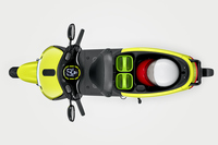 「ゴゴロ2」では、シートの下に脱着式のバッテリー2個を搭載している。