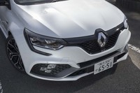 エクステリアデザインはカタログモデルとほとんど同じ。F1マシンをイメージしたというエアインテークブレード付きバンパーや3Dハニカムメッシュパターンのフロントグリルを装備する。