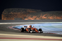 予選でメルセデス勢に0.4秒も離され3位に甘んじたベッテル（写真）は、大きなギャップに対するショックを隠さなかったものの、ロングランペースには自信を持っていた。その勝因は、スタートでルイス・ハミルトンを出し抜いたこと、そしてアンダーカットを狙い先んじてタイヤ交換に踏み切ったこと。終盤猛チャージを仕掛けるハミルトンに6.6秒もの差をつけての逆転優勝となった。（Photo=Ferrari）