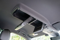 ルーフコンソールは縦に2つ並べて設置される。