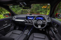 手元で多くの操作が行える新世代デザインのステアリングホイールを採用。センターコンソールのタッチパッドは今回のマイナーチェンジを機に廃止された。