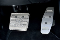 「595コンペティツィオーネ」のアクセルペダル（写真右）とブレーキペダル（同左）。後者はサソリのレリーフで飾られる。