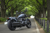 ハーレーダビッドソンの「ソフテイル」ファミリーや、「BMW R18」などがしのぎを削る“パフォーマンスクルーザー”カテゴリーは、新型「チーフ」という強力なプレイヤーの登場により、さらに面白いことになるだろう。