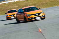 オーバル状に並べられたパイロンのまわりをひたすら周回する。