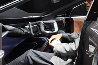 ジャパンモビリティショー2023に出展された「レクサスLF-ZC」のコックピット。小ぶりな長方形ステアリングは前方の視界をさえぎることがなく、ひざまわりの空間にもゆとりがある。