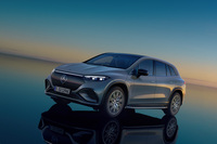 「EQS SUV」は、メルセデス・ベンツのフラッグシップ電気自動車（EV）「EQS」と同様に、EV専用のプラットフォーム「EVA2」を採用した3列シート7人乗りのフルサイズSUV。米国アラバマ州のタスカルーサ工場で生産される。