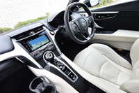 センターコンソールは、有機的なラインにより“骨格感”を演出。あわせて、ドライバーがコックピット感を得られるよう配慮されている。