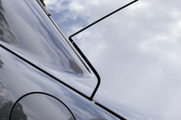 理想のデザインとトランクルームの実用性を両立するため、トランクフードのパネルはリアクオーターピラーを避けるような形とされた。