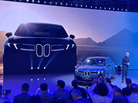 新型「iX3」を紹介する、BMWグループでデザインを統括するエイドリアン・ファン・ホーイドンク氏。