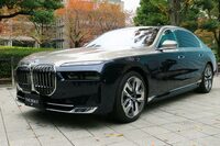 2022年4月に発表された新型「7シリーズ」（写真はBEVモデルの「i7」）。ボディーはドーンとぶ厚くなり、先代後期モデルで騒がれたキドニーグリルの大型化は、一層加速することとなった。