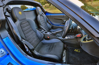 イエローのステッチが目を引く、レザーとアルカンターラのスポーツシート。標準車にもオプションで用意されている。