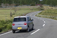 車両や歩行者、二輪車、自転車に対応し、交差点でも検知可能な衝突被害軽減ブレーキを採用するなど、安全性もアップ。車線維持支援機能も搭載されたが、アダプティブクルーズコントロールは設定されていない。