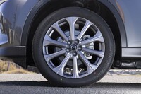 タイヤ＆ホイールは20インチ。試乗車はブリヂストンのプレミアムSUV用タイヤ「アレンザ001」を履いていた。