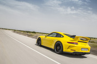 MT仕様の動力性能は0-100km/h加速が3.9秒で最高速は320km/hと発表されている。