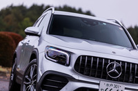 フロントマスクでは、15本のルーバーを縦に並べたAMG専用「パナメリカーナグリル」と「マルチビームLEDヘッドランプ」が目を引く。