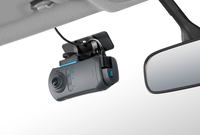 360度レンズをふたつ備えることで全方位の記録を可能としたダクション360 S。別売のバッテリーを装着すれば、車外でアクションカメラとしても活用できる。
	オープン価格（実勢価格：6万5000円前後）