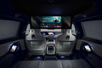 ロングホイールベース化によりキャビンの快適性が追求された、新型「BMW 7シリーズ」。写真はリアエンターテインメントシステム搭載車のもので、後席の天井には7680×2160ピクセルの31.3インチディスプレイが据え付けられている。