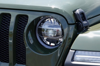 装備はベース車の「ラングラー アンリミテッド サハラ2.0L」に準じており、LEDヘッドアンプ（写真）や18インチアルミホイールなどが備わる。
