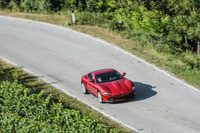 イタリアのストラーダ・プロヴィンチャーレ（県道）にありがちな荒れた路面でも、サスペンションから伝わる突き上げは、極めて抑制されている。