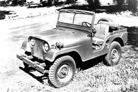 1952年に登場した軍用の「M-38A1」（写真は1955年型）。長いホイールベースとやわらかい乗り心地、パワフルなエンジンなどが特徴で、丸みを帯びたデザインは「CJ-5」のベースとなった。