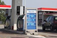 ある高速サービスエリアにあるエッソの給油所。スタッフが入れてくれる給油機では、ついに2.332ユーロに達した。2022年5月に撮影。