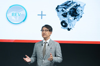 トヨタは2024年5月にスバル、マツダと共同で開催した次世代パワートレインの技術説明会「マルチパスウェイ ワークショップ」において、次世代を担う新たな直4エンジンを発表した。写真は同イベントに登壇したトヨタ自動車の代表取締役社長 佐藤恒治氏。